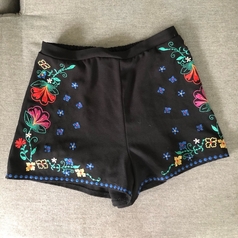 Lined Black embroidered shorts